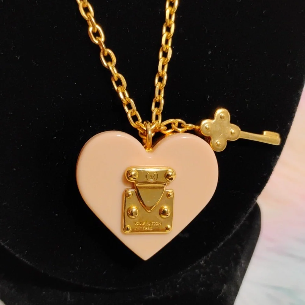 LOUIS VUITTON
Authentic Louis Vuitton
Resin 'Lock Me' Heart Pendant Necklace - Picture 2 of 16